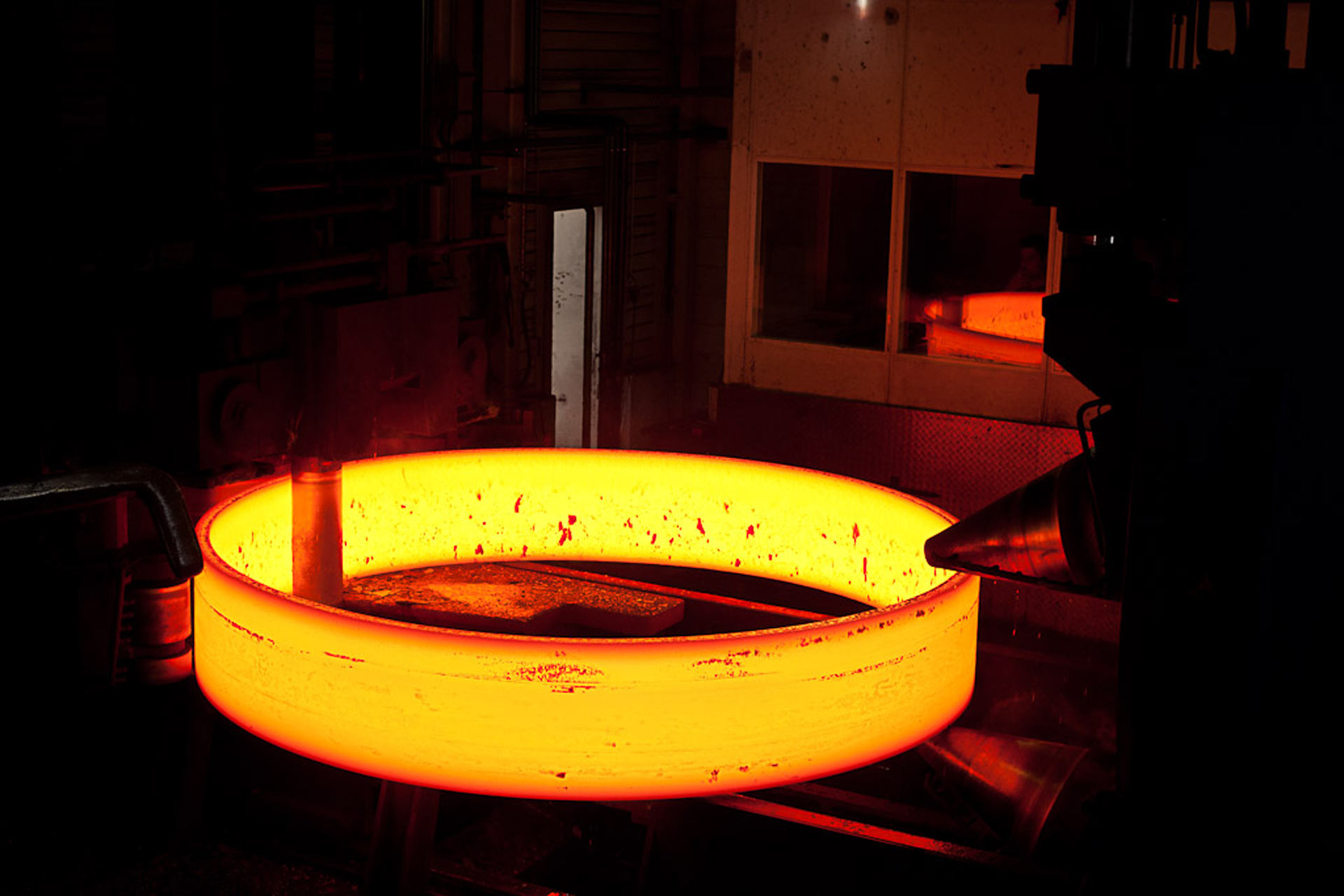 Fábrica de anillos rolados con CNC